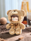 Die hellbraune Farbvariante der Robotime Nanci Colorful Chocolate Cutie Bears, Blind Box mit einer niedlichen Figur im Bärenkostüm in verschiedenen Farben
