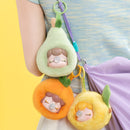 Pear, Orange und Lemon Varianten der Robotime Nanci Fruit Mood Surprise Plush Pendant Blind Box Serie, an einer Tasche hängend