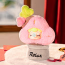Atmosphärische Präsentation der Robotime Nanci Plush Potted Plant, Plüsch-Nanci in Form einer rosa Pflanze in einem grauen Topf