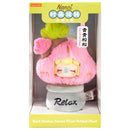 Vorderseite der Verpackung der Robotime Nanci Plush Potted Plant, Plüsch-Nanci in Form einer rosa Pflanze in einem grauen Topf