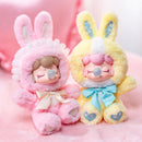Die rosa und gelbe Variante des Robotime Nanci Shining Bunny, Blind Box mit einer niedlichen Figur in einem Hasenkostüm in verschiedenen Farben