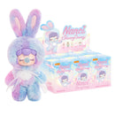 Die blau-lila Variante und Umverpackung mit sechs Blind Boxes des Robotime Nanci Shining Bunny, Blind Box mit einer niedlichen Figur in einem Hasenkostüm in verschiedenen Farben