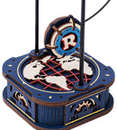 Nahaufnahme des Pendels des Robotime Ocean Fisher, Modellbau eines schaukelnden Ruderbootes