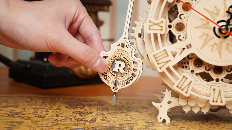 Nahaufnahme des Pendels der Robotime Owl Clock