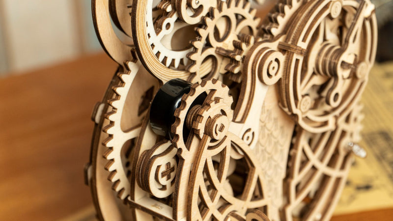 Nahaufnahme der Zahnräder und des Timers der Robotime Owl Clock