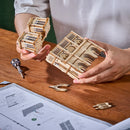 Eine Person baut gerade die Robotime Paris Cathedral
