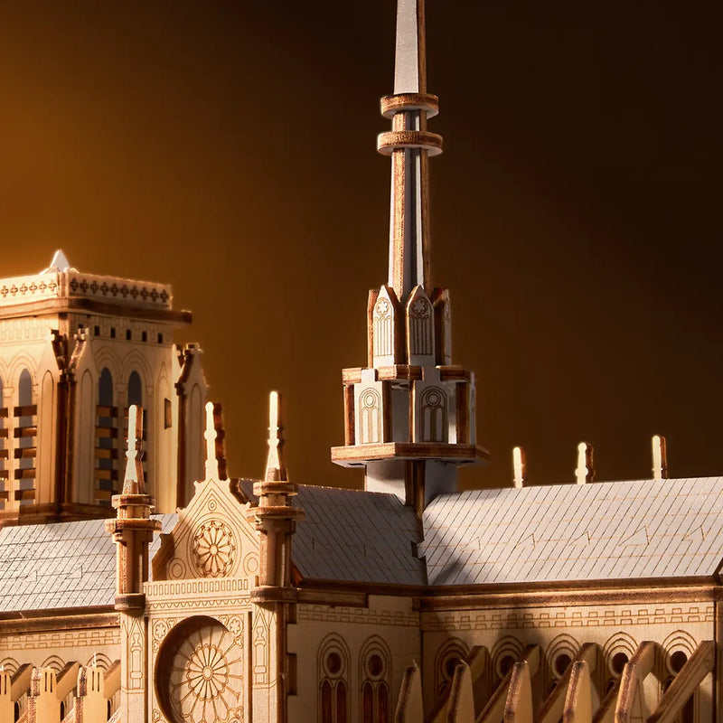 Details zum Turm der Robotime Paris Cathedral