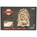 Vorderseite der Verpackung der Robotime Pendulum Clock, Holzmodellbau einer mechanischen Uhr