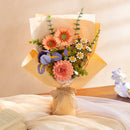 Die Robotime Pink Dahlia in einem Strauß mit Purple Iris, Chamomile und Light Orange Gerbera