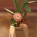 Blätter, kleine Blüten und ein Schild mit der Aufschrift „for you“ in der Robotime Pink Dahlia