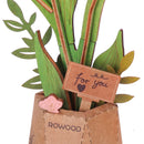 Nahaufnahme des 
Blattgrün, der Vase und des For You Schildes in der Vase der Robotime Pink Tulip