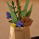 Blätter, kleine Blüten und ein Schild mit der Aufschrift „for you“ in der Robotime Purple Iris