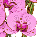 Nahaufnahme einer der Blüten der Robotime Purple Moth Orchid