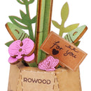 Nahaufnahme der Dekoration in der Vase der Robotime Purple Moth Orchid