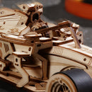 Nahaufnahme der Kabine und des Fahrers des Robotime Racing Car