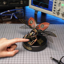 Eine Person aktiviert den Robotime Rhinoceros Beetle mit dem Touch-Button