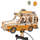 Nahaufnahme des kleinen Autos des Robotime Road Tripper