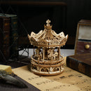 Atmosphärische Präsentation der Robotime Romantic Carousel, Holzbausatz einer rotierenden Spieluhr in Form eines altmodischen Karussells