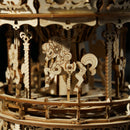 Nahaufnahme eines der Pferde im Robotime Romantic Carousel