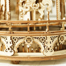 Details vom Boden des Robotime Romantic Carousel