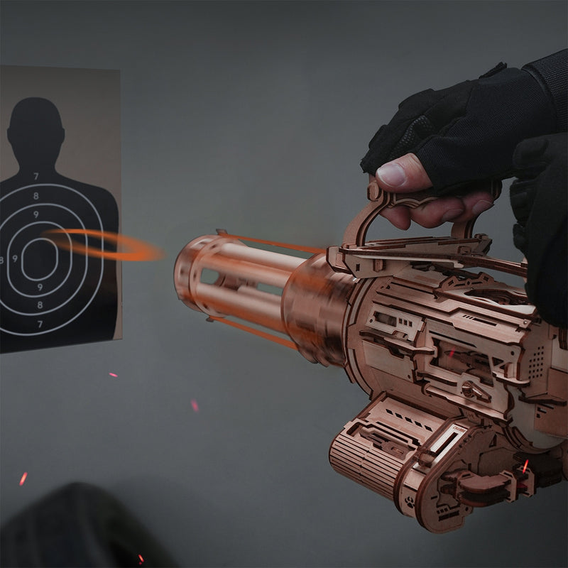 Eine Person schießt mit der Robotime Rotating-Barrel Machine Gun auf eine Zielscheibe.