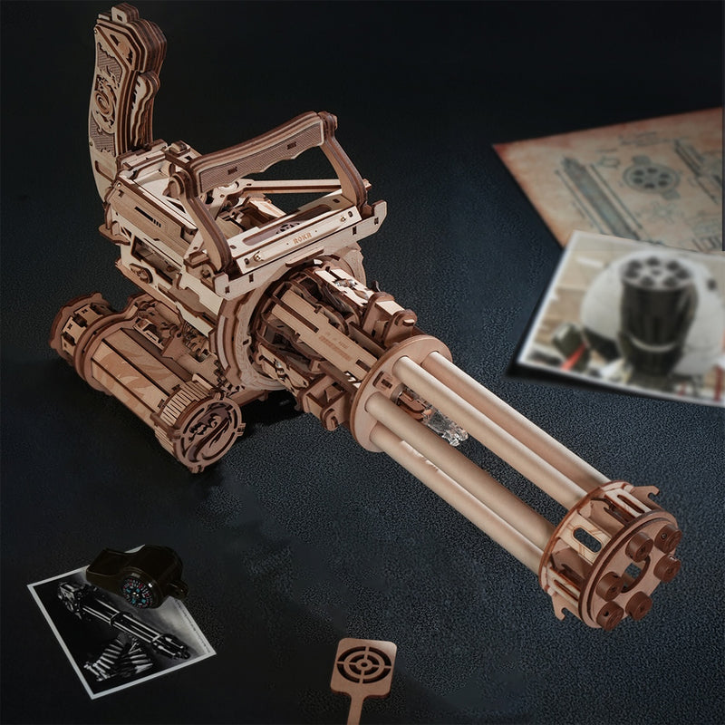 Atmosphärische Präsentation der Robotime Rotating-Barrel Machine Gun, Holzbausatz einer Minigun, die Gummibänder verschießt