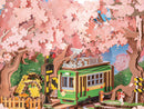 Details der Sakura-Bäume und der grünen Straßenbahn auf dem Bahnübergang in der Robotime Sakura Dreamy Tour