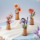 Die Modelle Robotime Sakura, Light Orange Gerbera, Pink Dahlia und Purple Moth Iris aus der Serie Wooden Bloom Craft