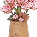 Details der Blumen und der Vase mit kleinem Schild von Robotime Sakura