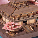 Der kleine Kirschblütenbaum auf der linken Seite des Robotime Sakura Pavillon