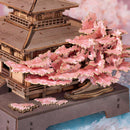 Der große Kirschblütenbaum auf der rechten Seite des Robotime Sakura Pavillon