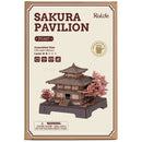 Vorderseite der Verpackung der Robotime Sakura Pavilion, Holzbausatz für einen japanischen Pavillon mit Kirschblüten an den Seiten des Gebäudes
