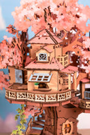 Detail des von Kirschblüten umgebenen Baumhauses aus dem Robotime Sakura Tree House