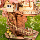 Nahaufnahme der Treppe und des Baumhauses des Robotime Sakura Tree House