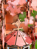 Nahaufnahme des Dachs mit Windfahne des Robotime Sakura Tree House