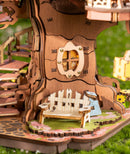 Nahaufnahme der Bank und des Fensters am unteren Ende des Robotime Sakura Tree House