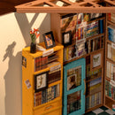 Nahaufnahme von Schränken voller Bücher und Zeichnungen in Robotime Sam's Study