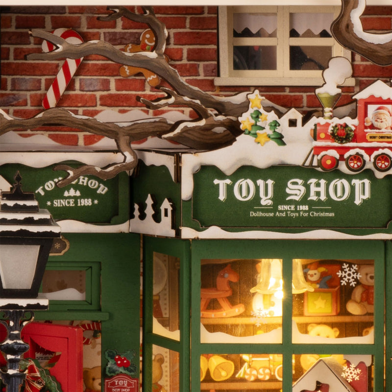 Nahaufnahme der mit Weihnachtsdekoration geschmückten Fassade des Robotime Santa’s Toy Shop