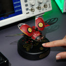 Eine Person aktiviert den Robotime Scout Beetle mit dem Touch-Button