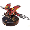 Produktfoto der Robotime Scout Beetle, elektrischer Bausatz eines roten Käfers im Steampunk-Stil