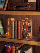 Atmosphärische Präsentation der Robotime Silent Corner Study in einem Vintage Bücherregal