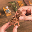 Eine Person baut den Schaukelstuhl aus der Robotime Silent Corner Study zusammen 