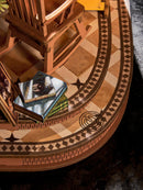 Nahaufnahme des Touch-Buttons und der Dekoration auf dem Boden der Robotime Silent Corner Study