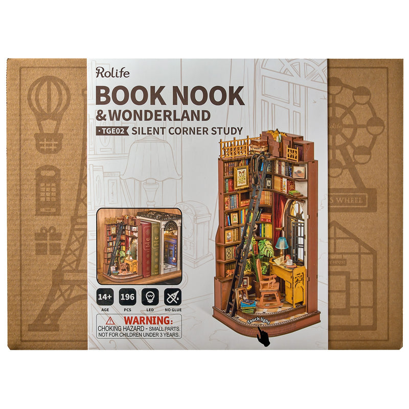 Vorderseite der Verpackung der Robotime Silent Corner Study, Holzbausatz einer Book Nook Buchstütze