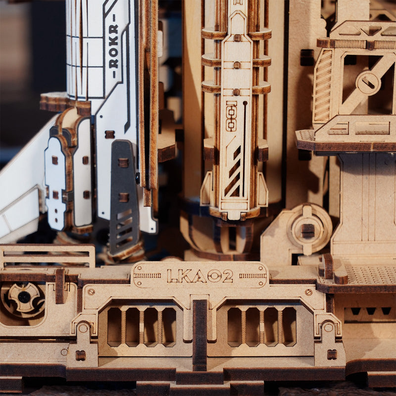 Details der Unterseite des Shuttles und der Startrampe des Robotime Space Shuttle