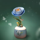 Atmosphärische Präsentation der Robotime Starry Camellia Lamp, Kunststoff-Bausatz für eine zartblaue Nachtlampe in Form einer Kamelie