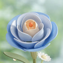Die zartblaue Blüte der Robotime Starry Camellia Lamp