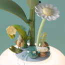 Blüten, Blätter und eine Biene an der Unterseite der Blüte der Robotime Starry Camellia Lamp