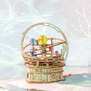 Atmosphärische Präsentation der Robotime Starry Night, Holzbausatz einer Spieluhr in Form eines kleinen Planetariums