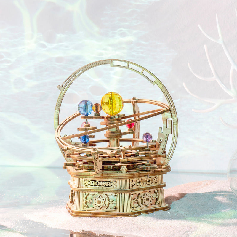 Atmosphärische Präsentation der Robotime Starry Night, Holzbausatz einer Spieluhr in Form eines kleinen Planetariums